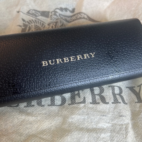 Burberry glasses case - Picture 1 of 3